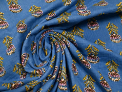 Muselina algodón 100% azul con flores malva y mostaza – 130 g/m²