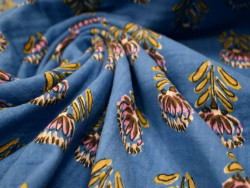 Muselina algodón 100% azul con flores malva y mostaza – 130 g/m²