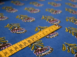 Muselina algodón 100% azul con flores malva y mostaza – 130 g/m²