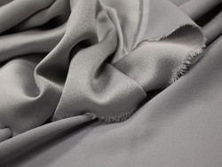 Crepé de raso gris perla