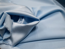 Crepé de raso azul claro