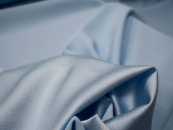 Crepé de raso azul claro