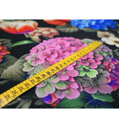 Mantelería Estampada de Flores | Fondo Negro